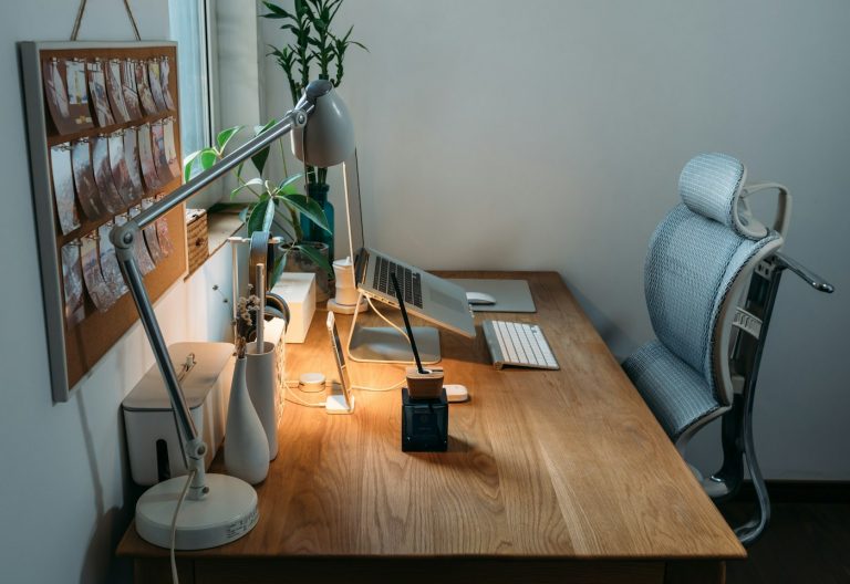 Light the Desk, Not the Screen: How to Choose a Desk Lamp That Fits Your Work
