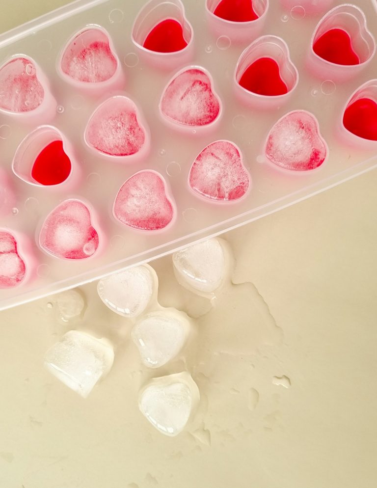 Ice Cube Trays: Silicone or Plastic, Cube Sizes, and Lids That Keep Ice Fresh