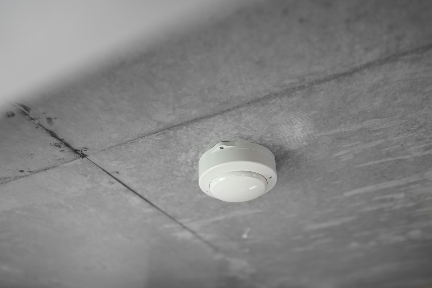 Smoke Alarms for Every Home: Sensor Types, Power Options, Placement, and Testing