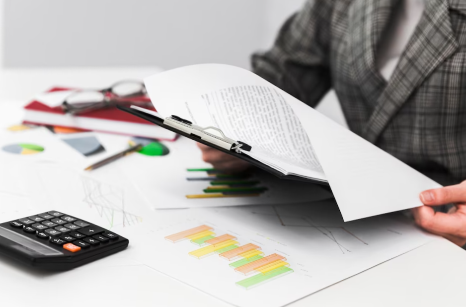 Business woman working in a office desktop

