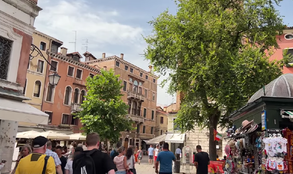 people practicing tourism in Italy