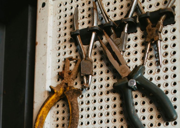 Adhesive vs Screw-In Wall Hooks: Capacity Labels That Tell the Truth