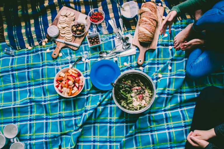 Picnic Blankets for Parks, Beaches, and Backyards: Size, Backing, and Easy Cleanup