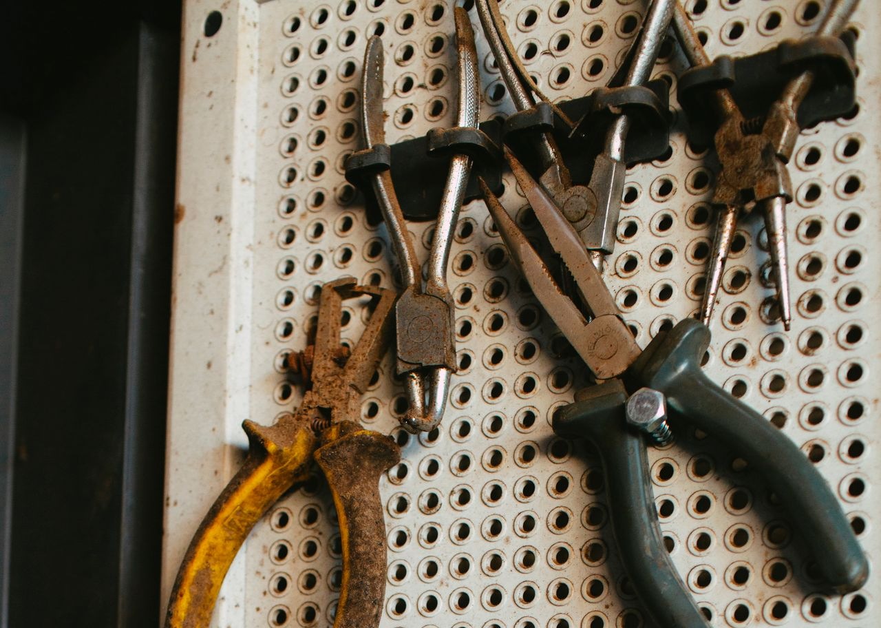 Adhesive vs Screw-In Wall Hooks: Capacity Labels That Tell the Truth
