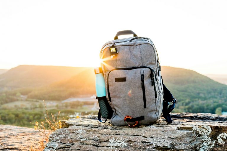 Hiking Daypacks for Day Trips: Size, Fit, Hydration, and What to Pack