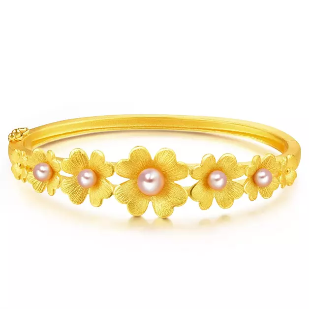 CHOW SANG SANG Chinese Wedding Collection 999.9 24K Gold Four-Leaf Clover with Pearl Bangle for Women 88900K | 7 (Wrist Size:14.5-15.5 CM)